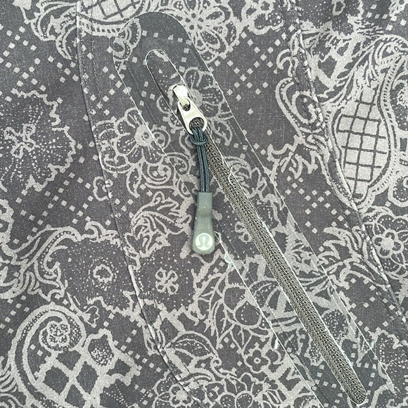 Lululemon Getaway Jacket with Graphics - Picture 15 of 15